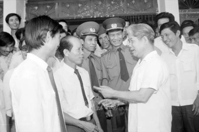 Chủ tịch Hội đồng Bộ trưởng Đỗ Mười thăm Quảng Trị (1/5/1990). Ảnh: TTXVN